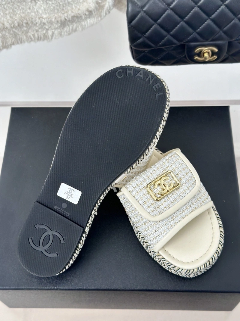 Bright Chxnxl Slippers 132506