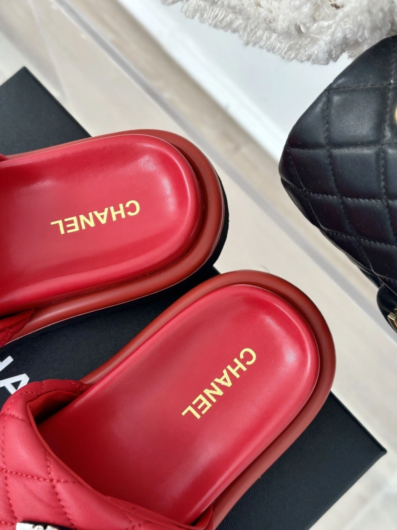 Versatile Chxnxl Slippers 132478