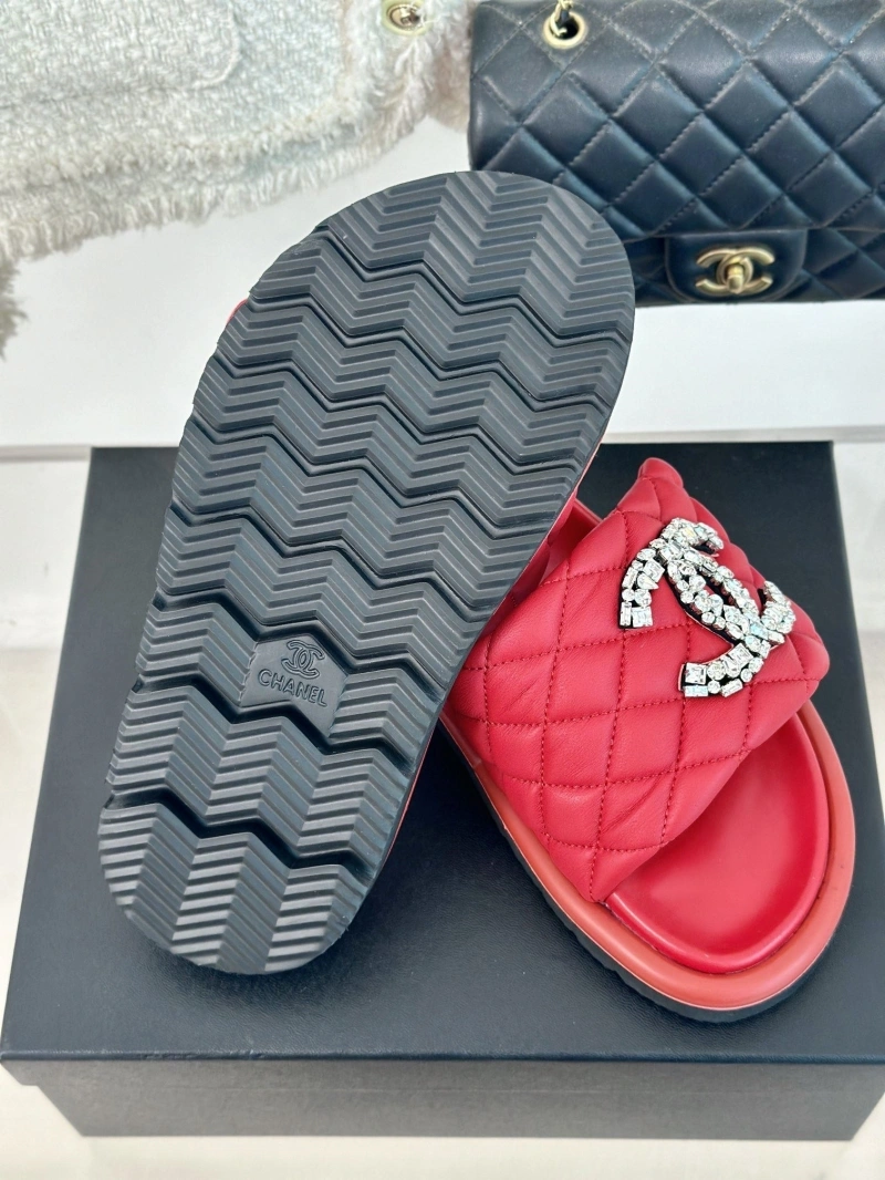 Versatile Chxnxl Slippers 132478