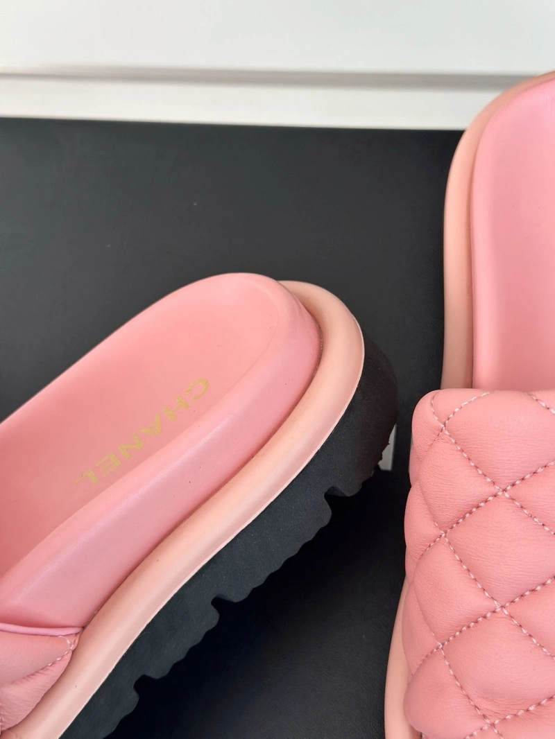 Vibrant Chxnxl Slippers 132477