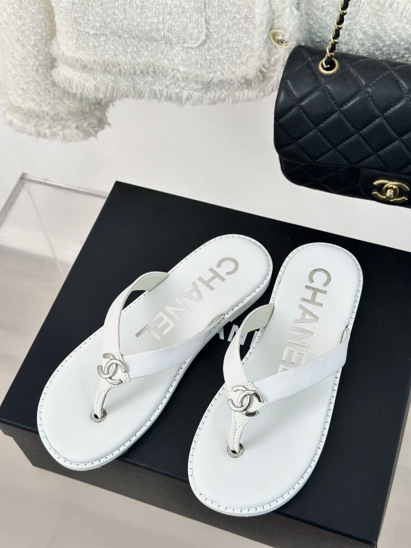 EyeCatching Chxnxl Slippers 132451