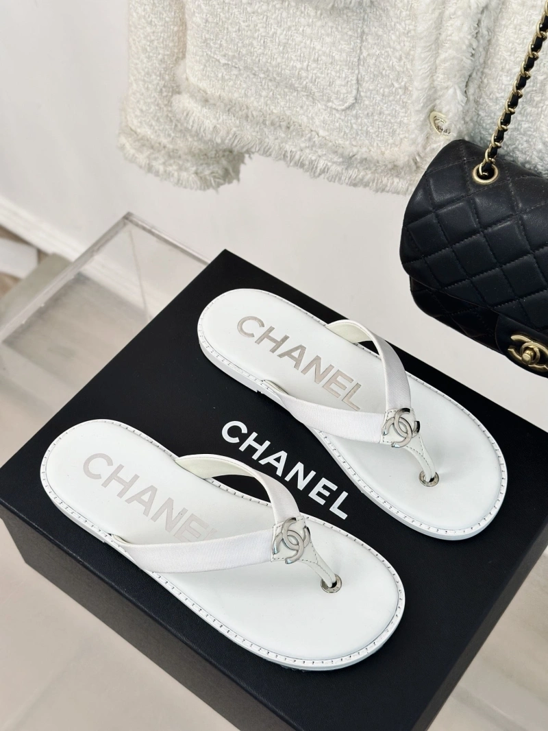 EyeCatching Chxnxl Slippers 132451