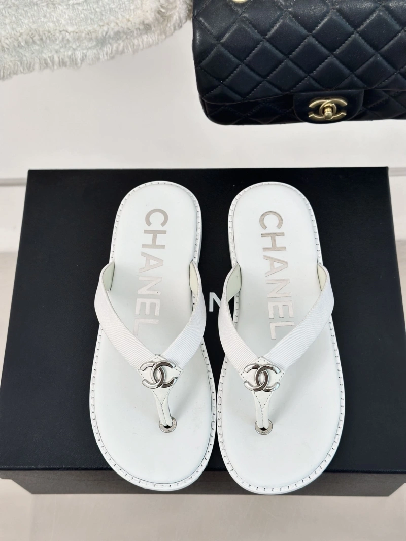 EyeCatching Chxnxl Slippers 132451
