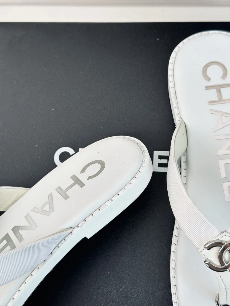 EyeCatching Chxnxl Slippers 132451
