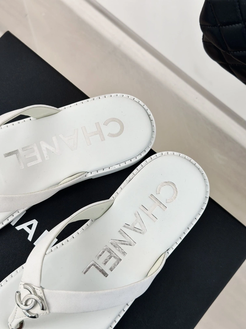 EyeCatching Chxnxl Slippers 132451