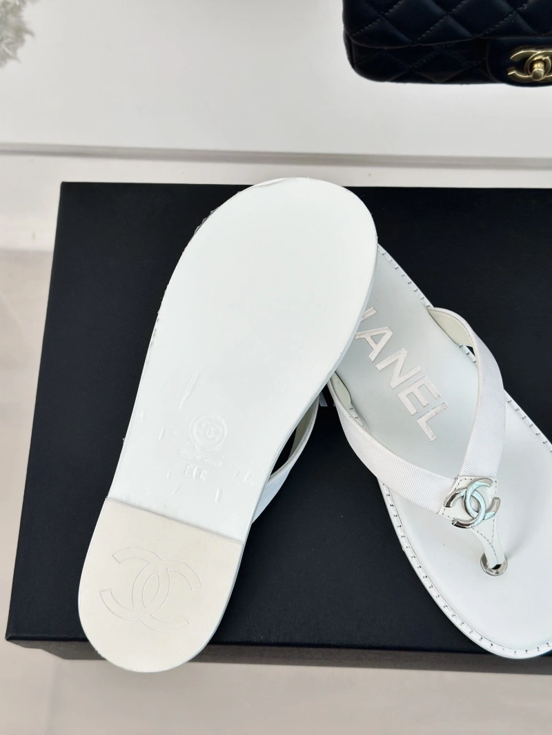 EyeCatching Chxnxl Slippers 132451