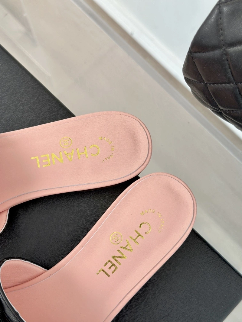 Bold Chxnxl Slippers 132440
