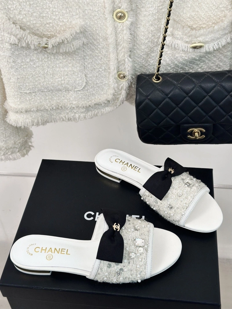 Trendsetting Chxnxl Slippers 132437