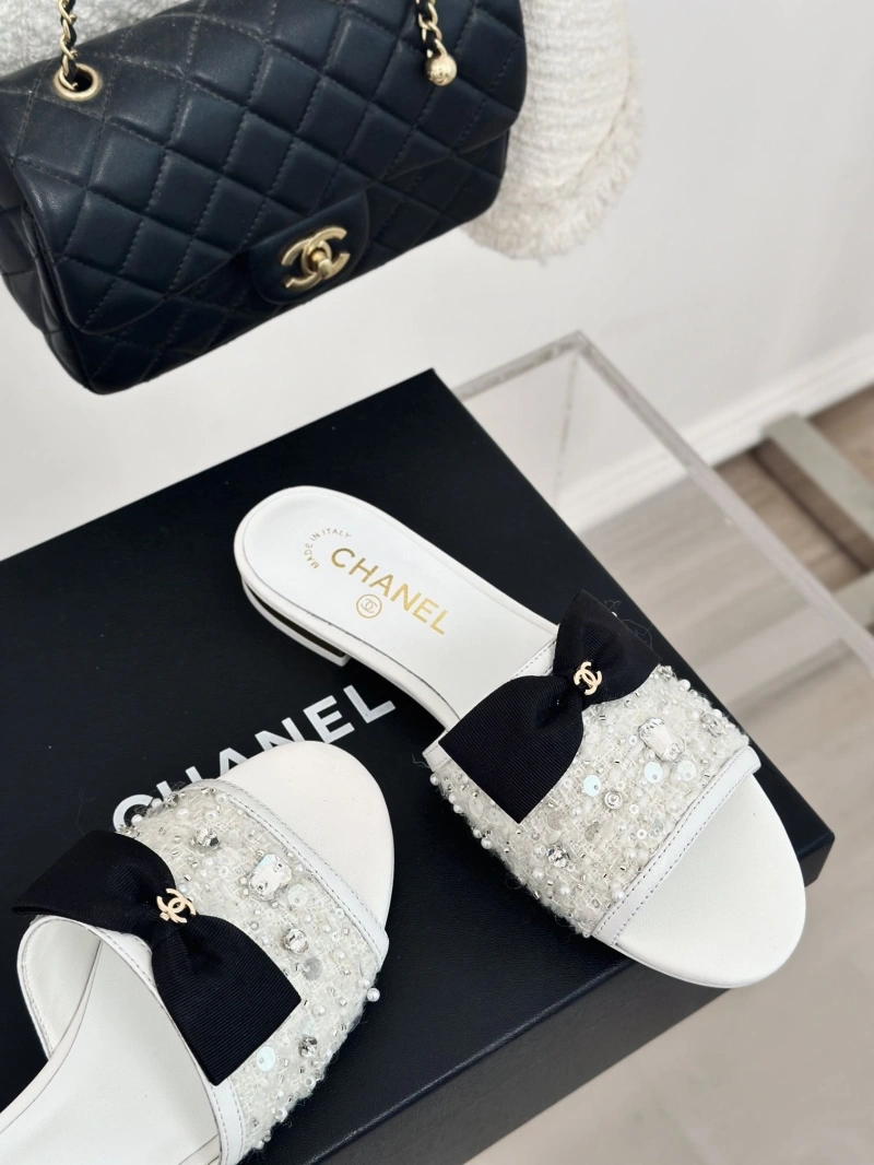 Trendsetting Chxnxl Slippers 132437