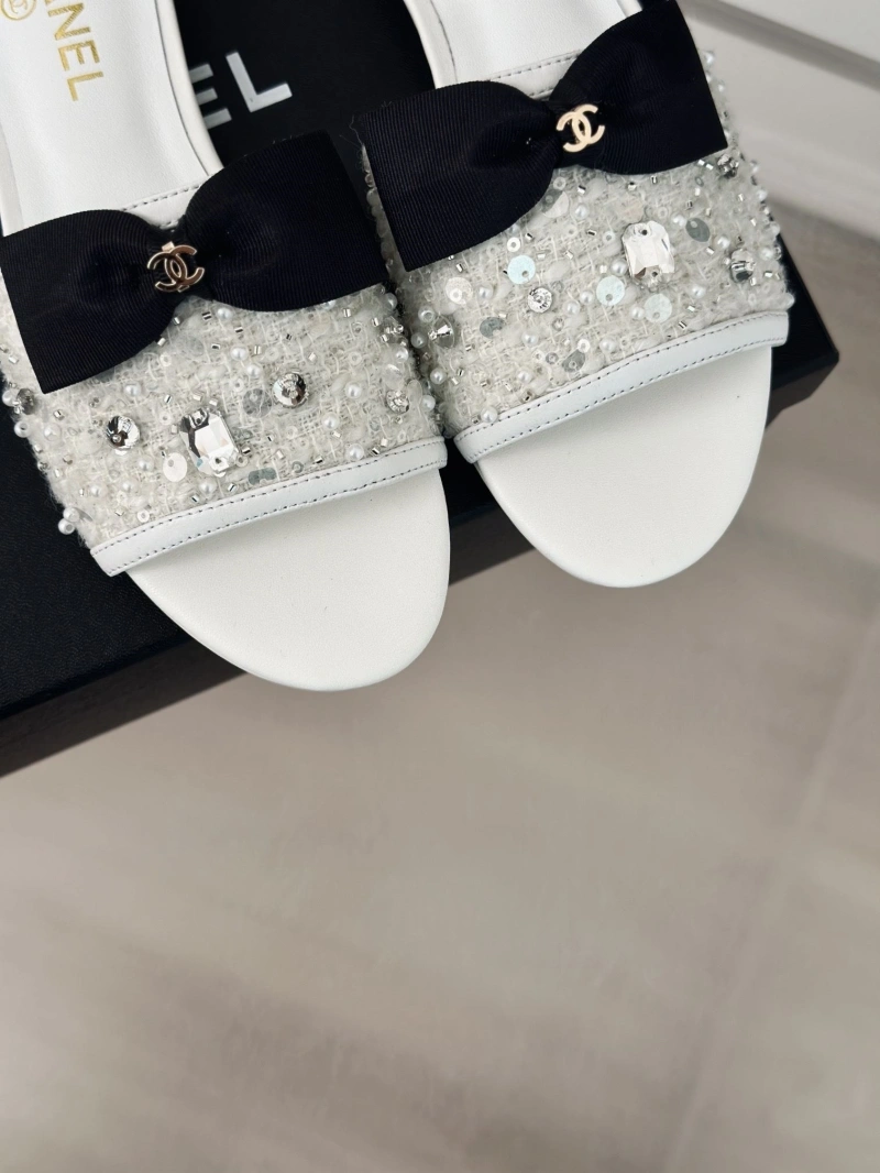 Trendsetting Chxnxl Slippers 132437