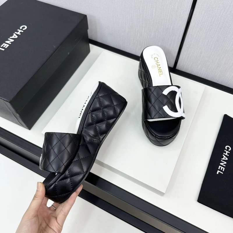 Modern Chxnxl Slippers 132423