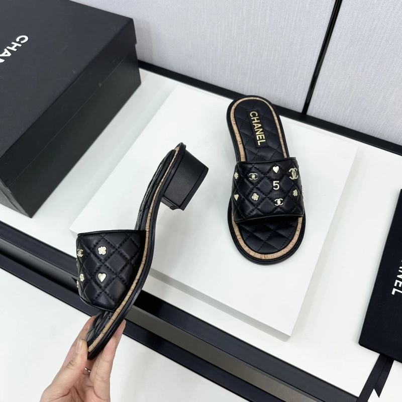Minimalist Chxnxl Slippers 132462