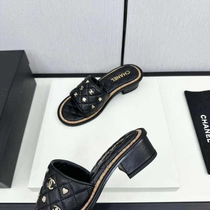 Minimalist Chxnxl Slippers 132462