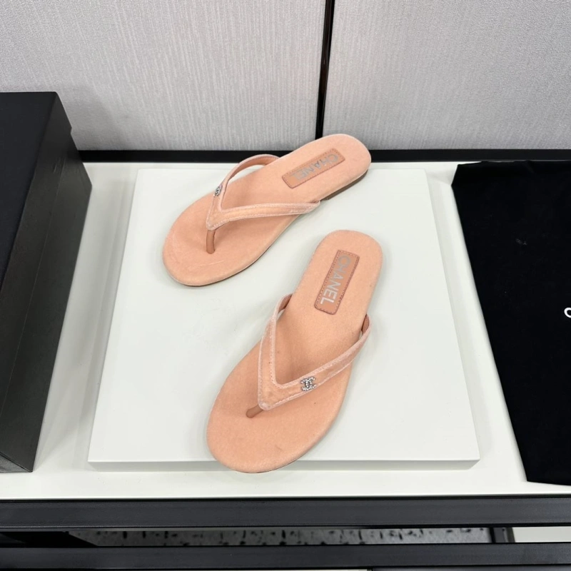 WellDesigned Chxnxl Slippers 132419