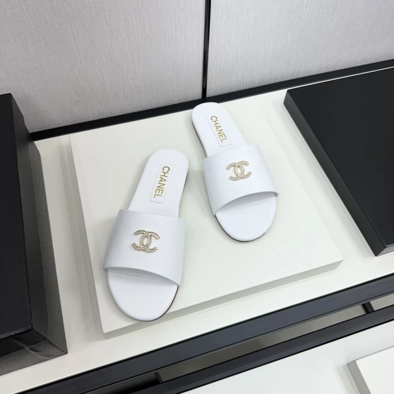 EyeCatching Chxnxl Slippers 132460