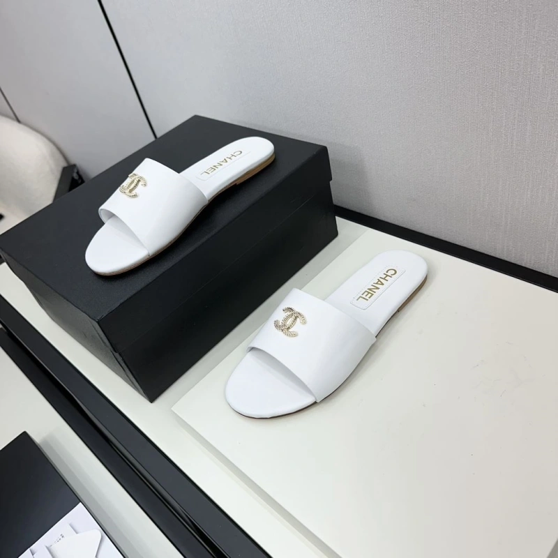 EyeCatching Chxnxl Slippers 132460