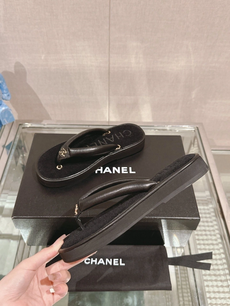 Classic Chxnxl Slippers 132470