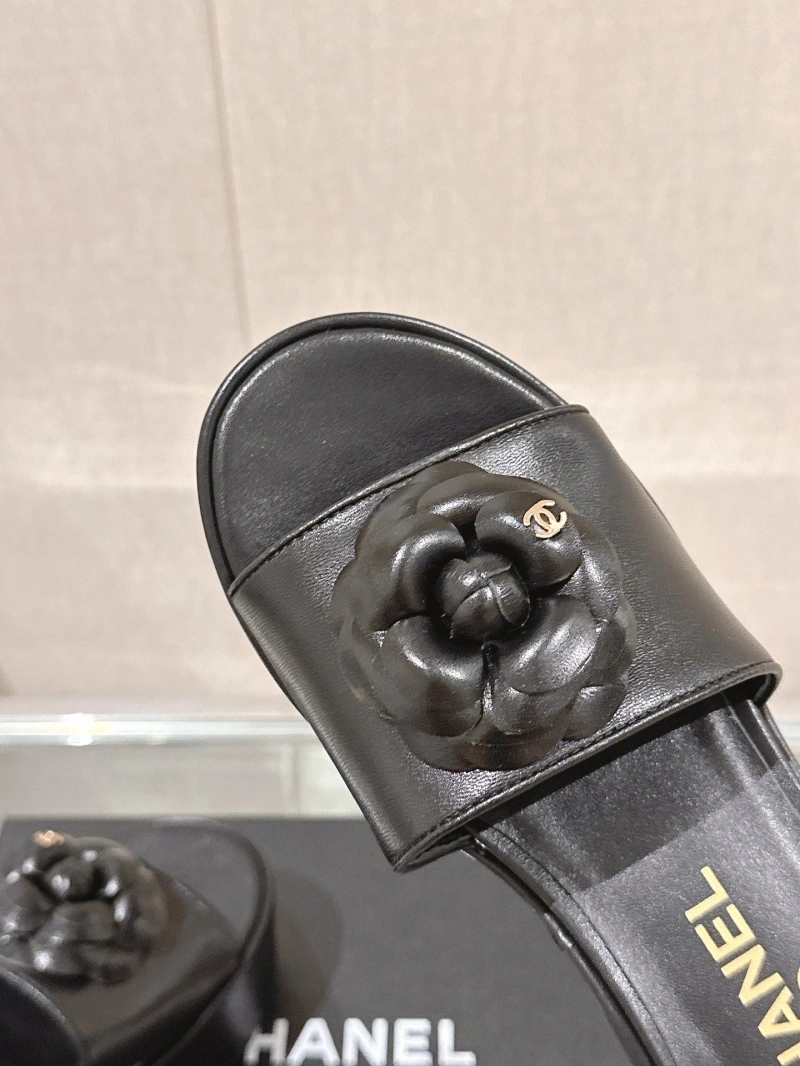 Minimalist Chxnxl Slippers 132410