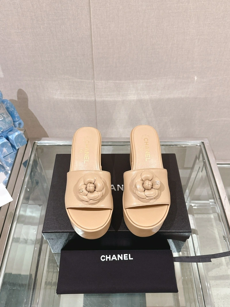Sleek Chxnxl Slippers 132408