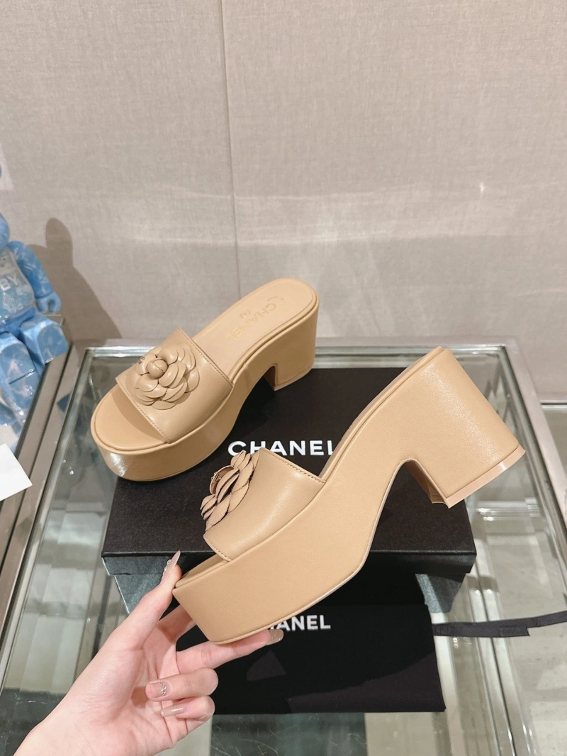 Sleek Chxnxl Slippers 132408