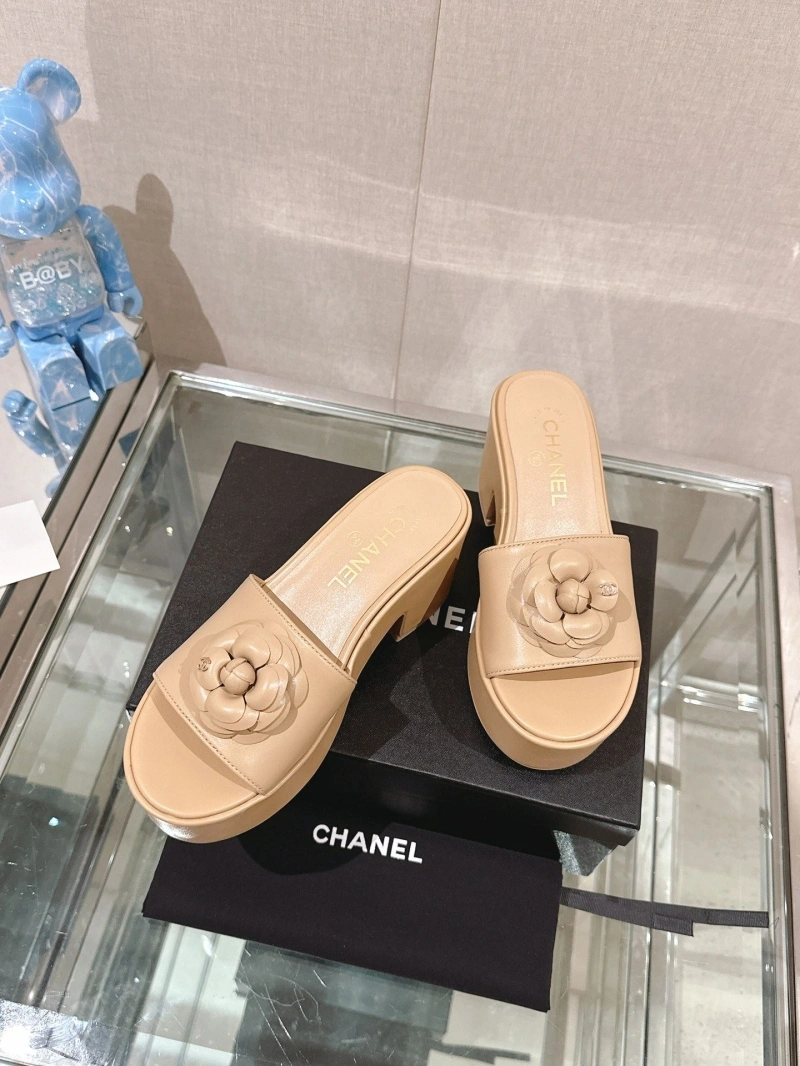 Sleek Chxnxl Slippers 132408