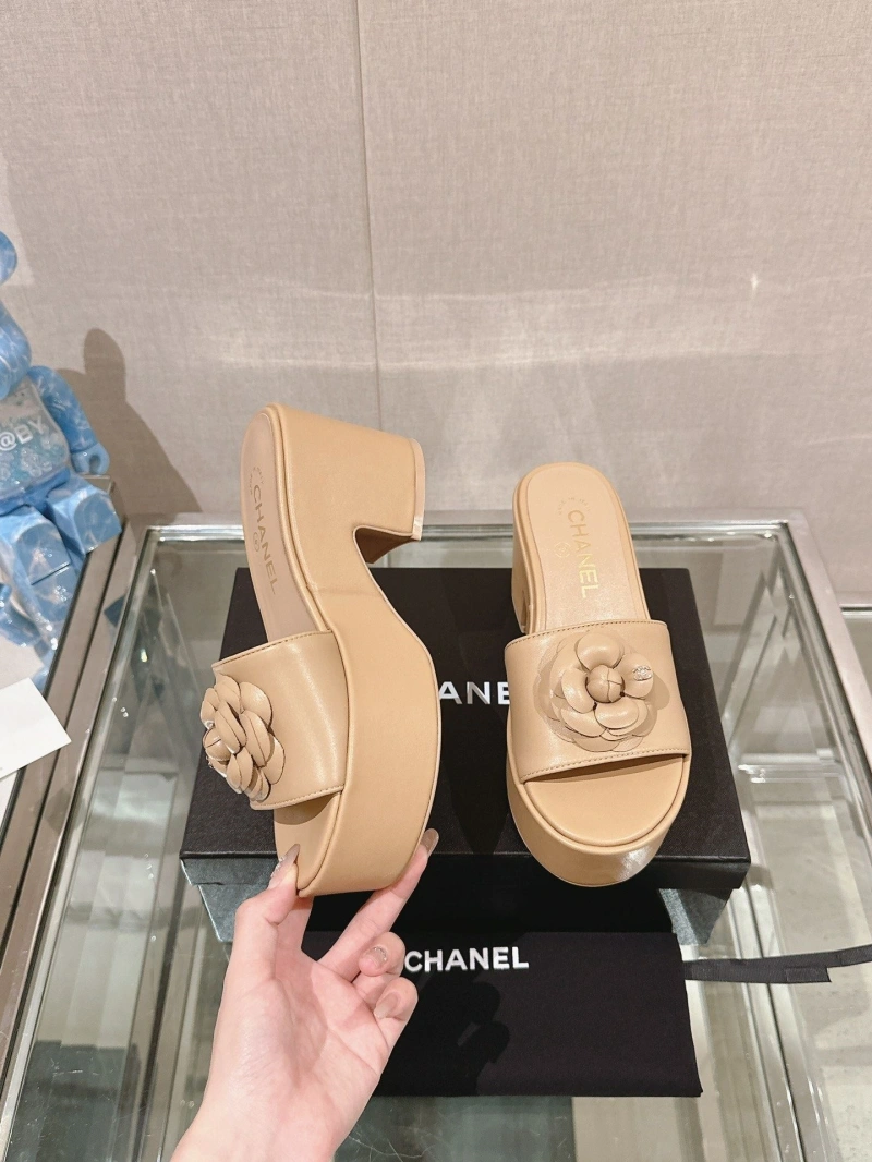 Sleek Chxnxl Slippers 132408