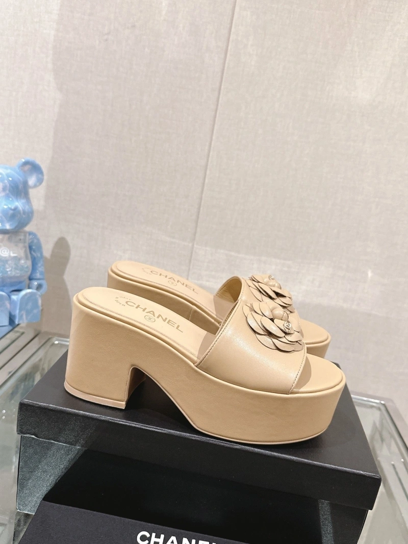 Sleek Chxnxl Slippers 132408