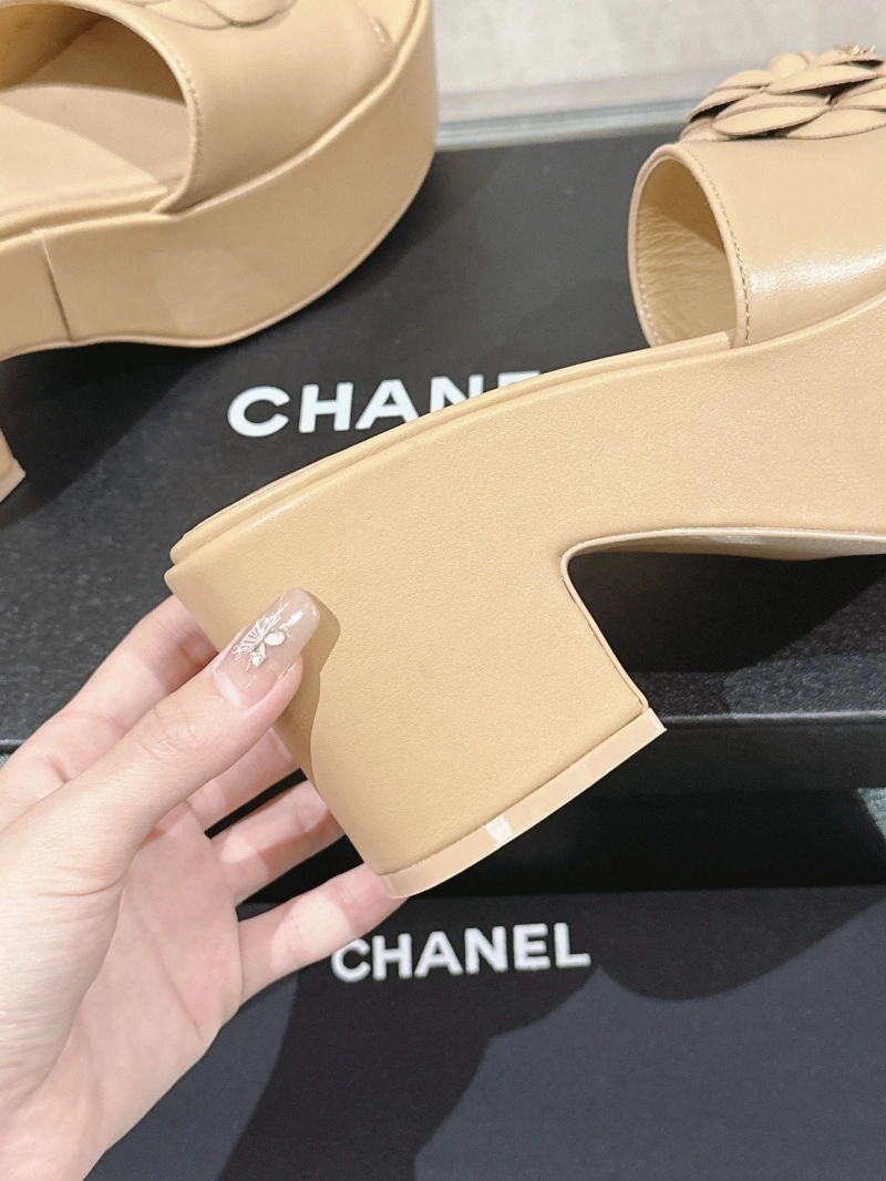 Sleek Chxnxl Slippers 132408