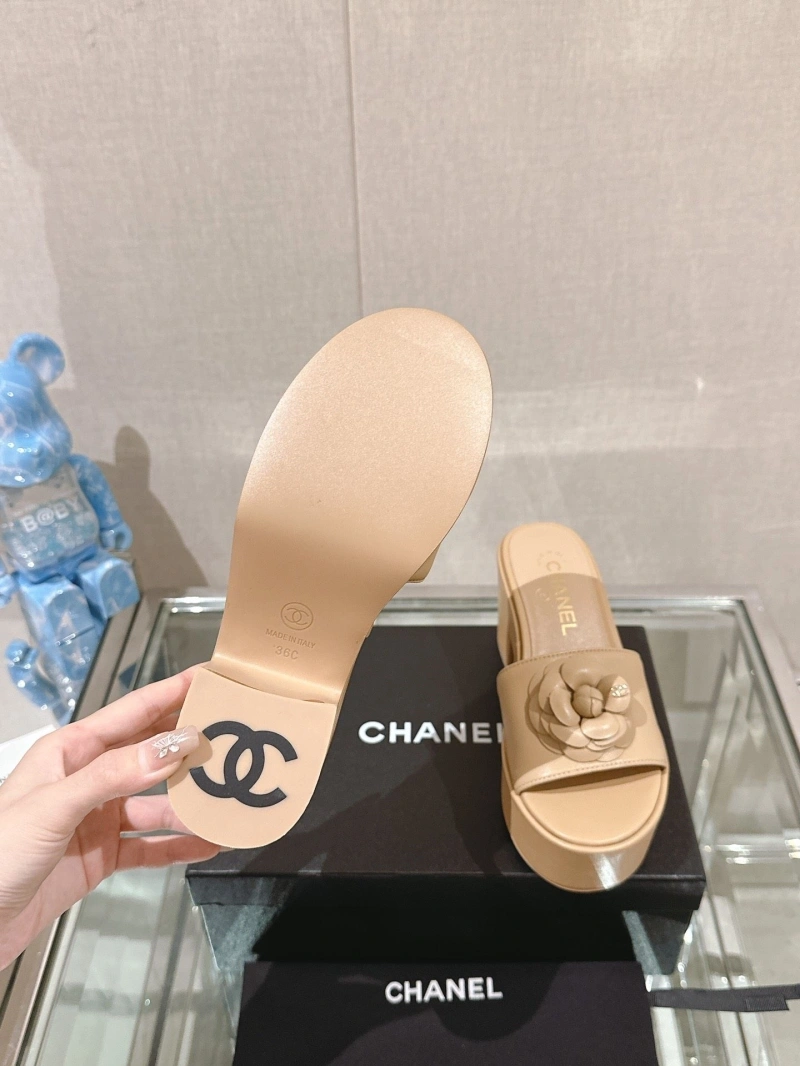 Sleek Chxnxl Slippers 132408