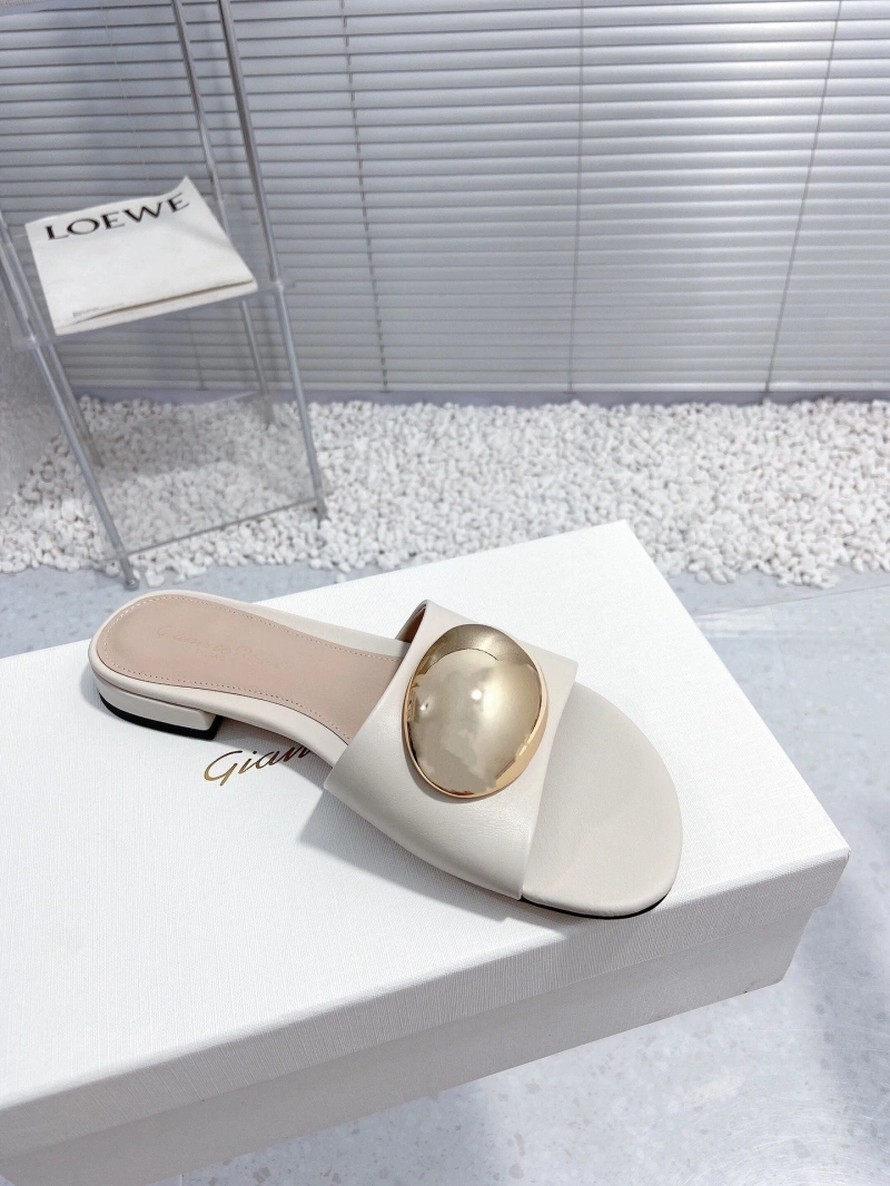 EyeCatching Othxr Slippers 216574