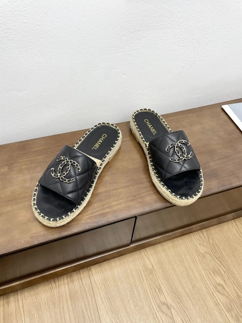 Sleek Chxnxl Slippers 119072