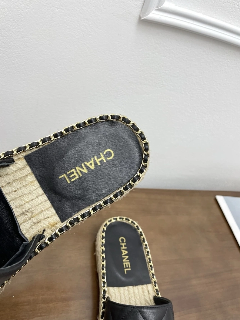Sleek Chxnxl Slippers 119072