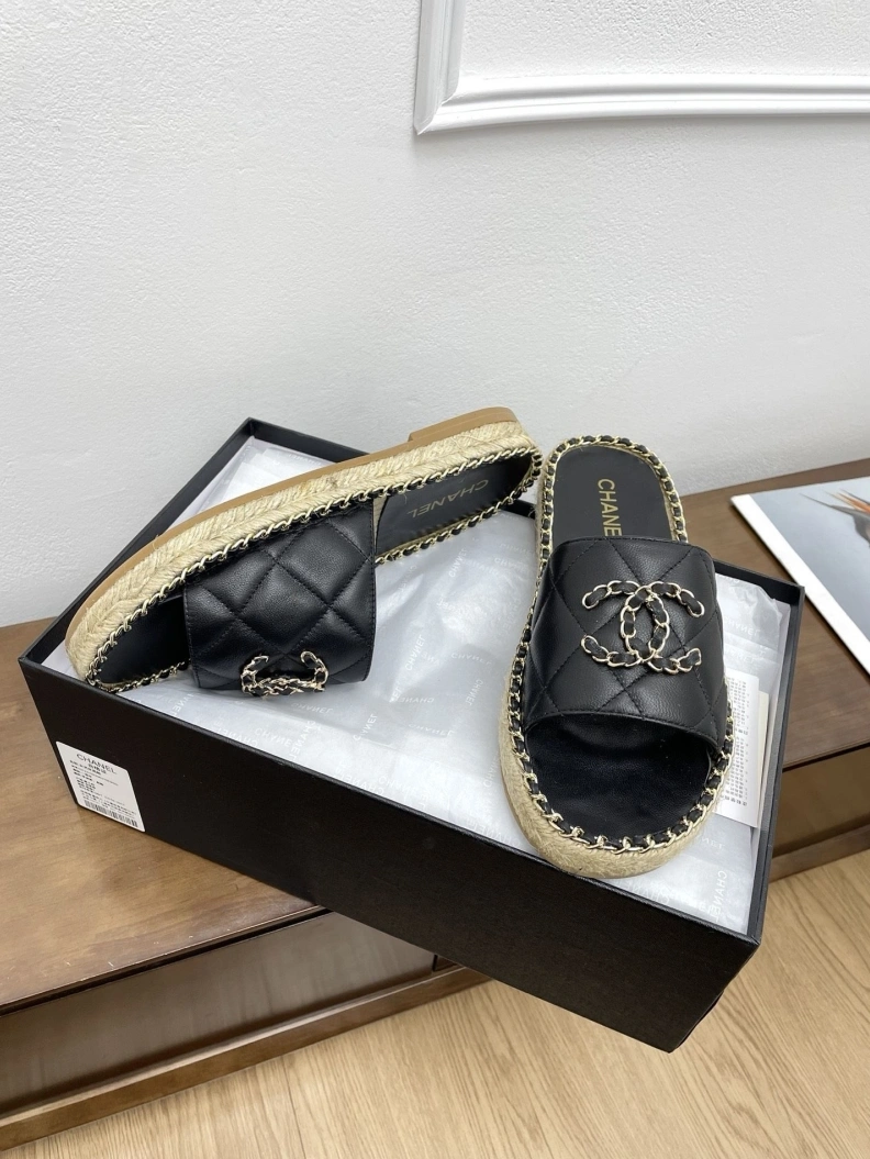 Sleek Chxnxl Slippers 119072