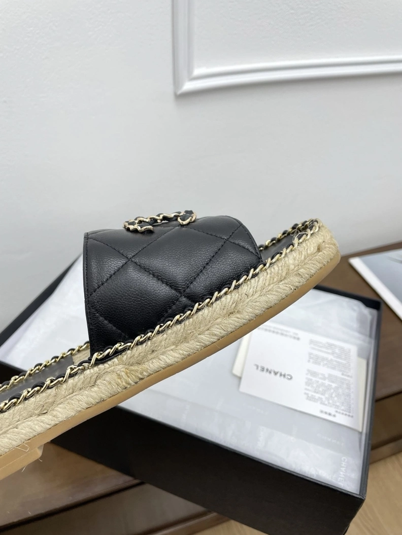 Sleek Chxnxl Slippers 119072