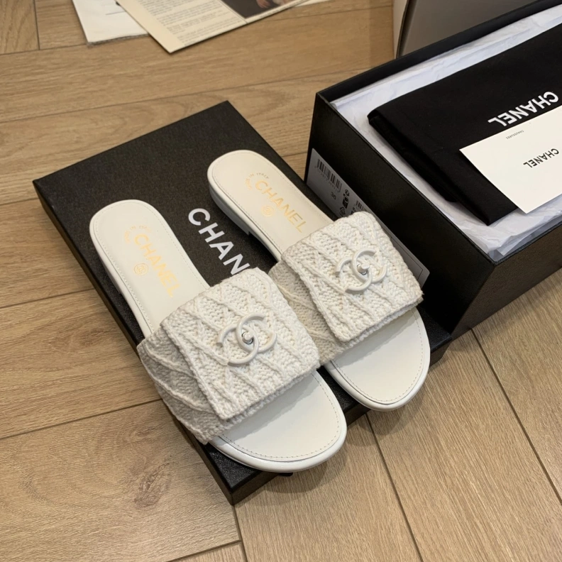 Classic Chxnxl Slippers 119076