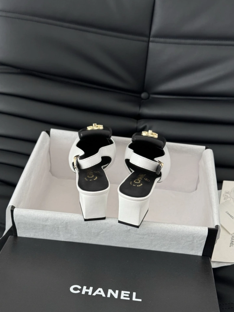 WellDesigned Chxnxl Sandals 119280