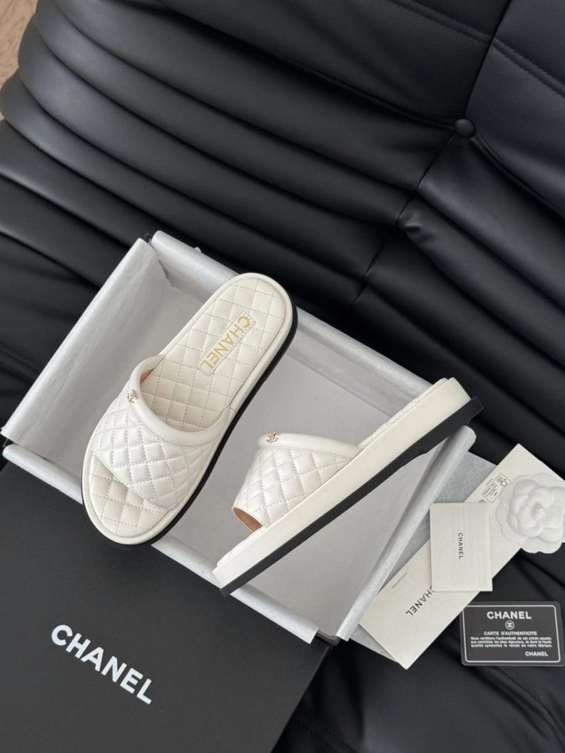 Stylish Chxnxl Slippers 119056