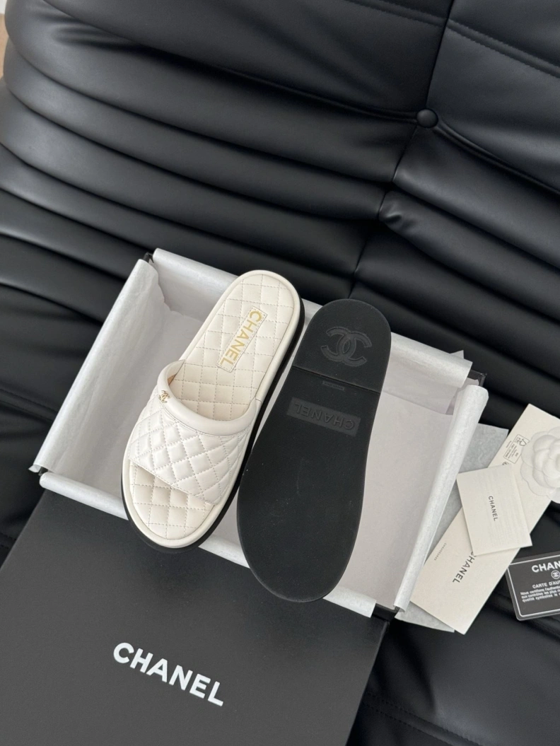 Stylish Chxnxl Slippers 119056