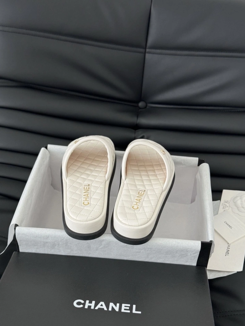 Stylish Chxnxl Slippers 119056