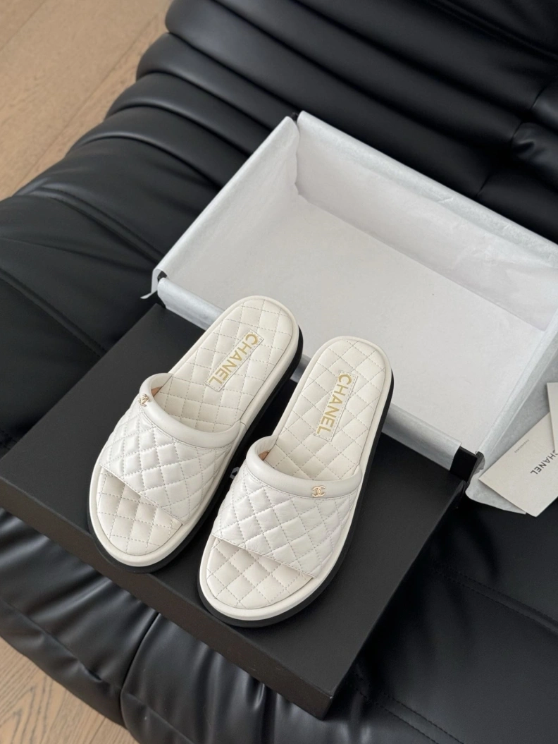 Stylish Chxnxl Slippers 119056