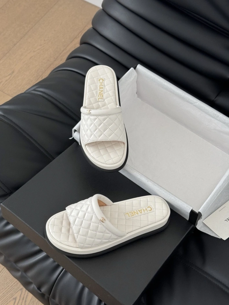 Stylish Chxnxl Slippers 119056