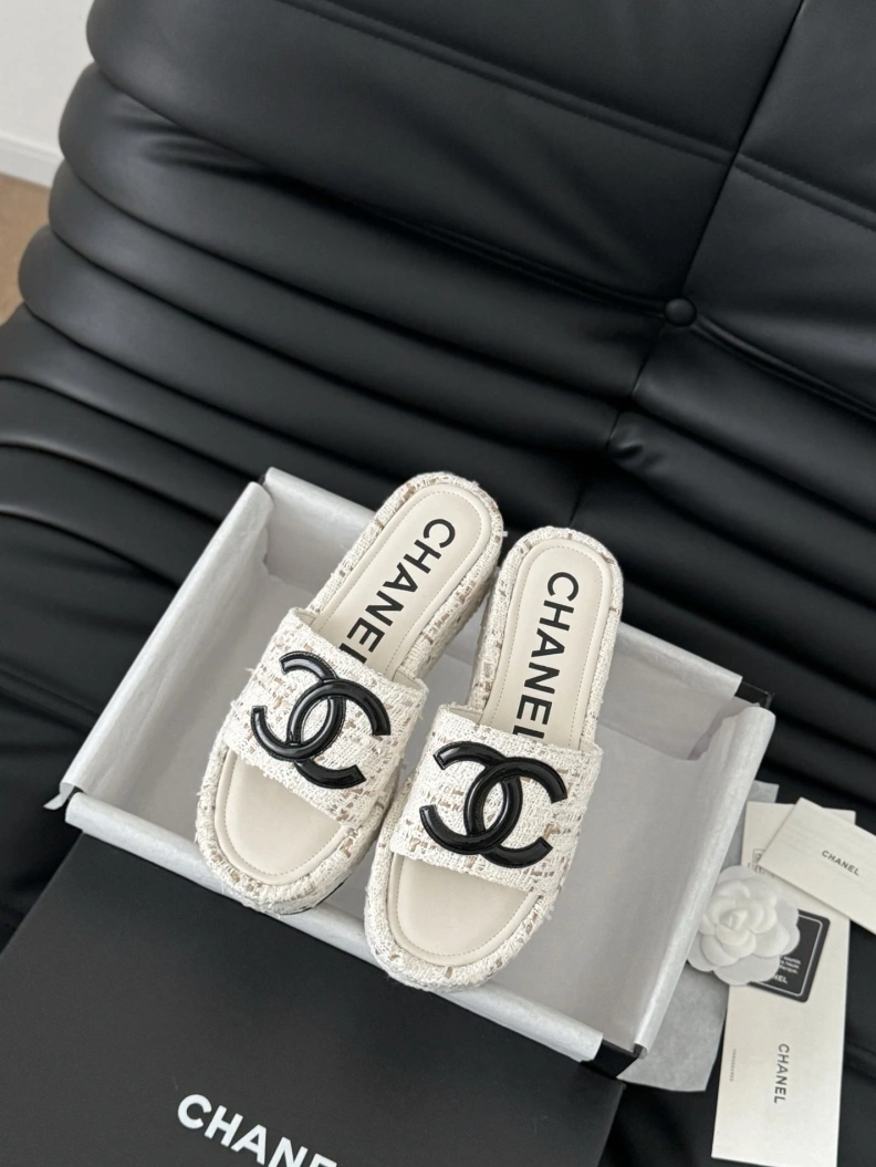 Vibrant Chxnxl Slippers 119040