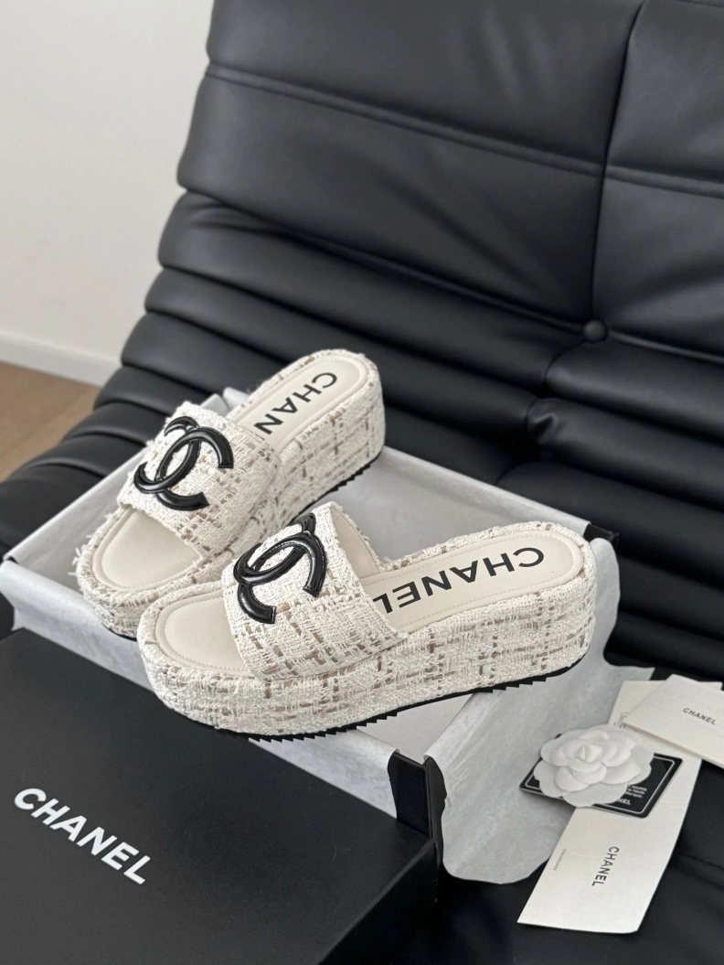 Vibrant Chxnxl Slippers 119040
