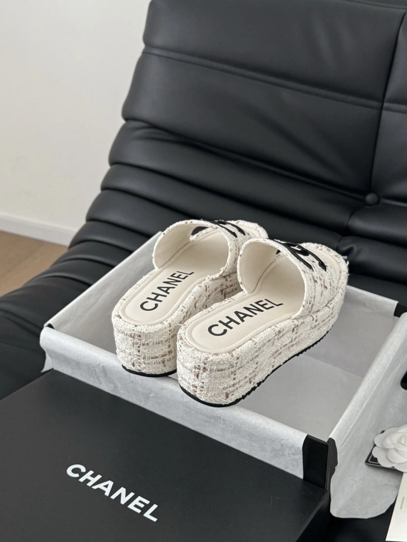 Vibrant Chxnxl Slippers 119040