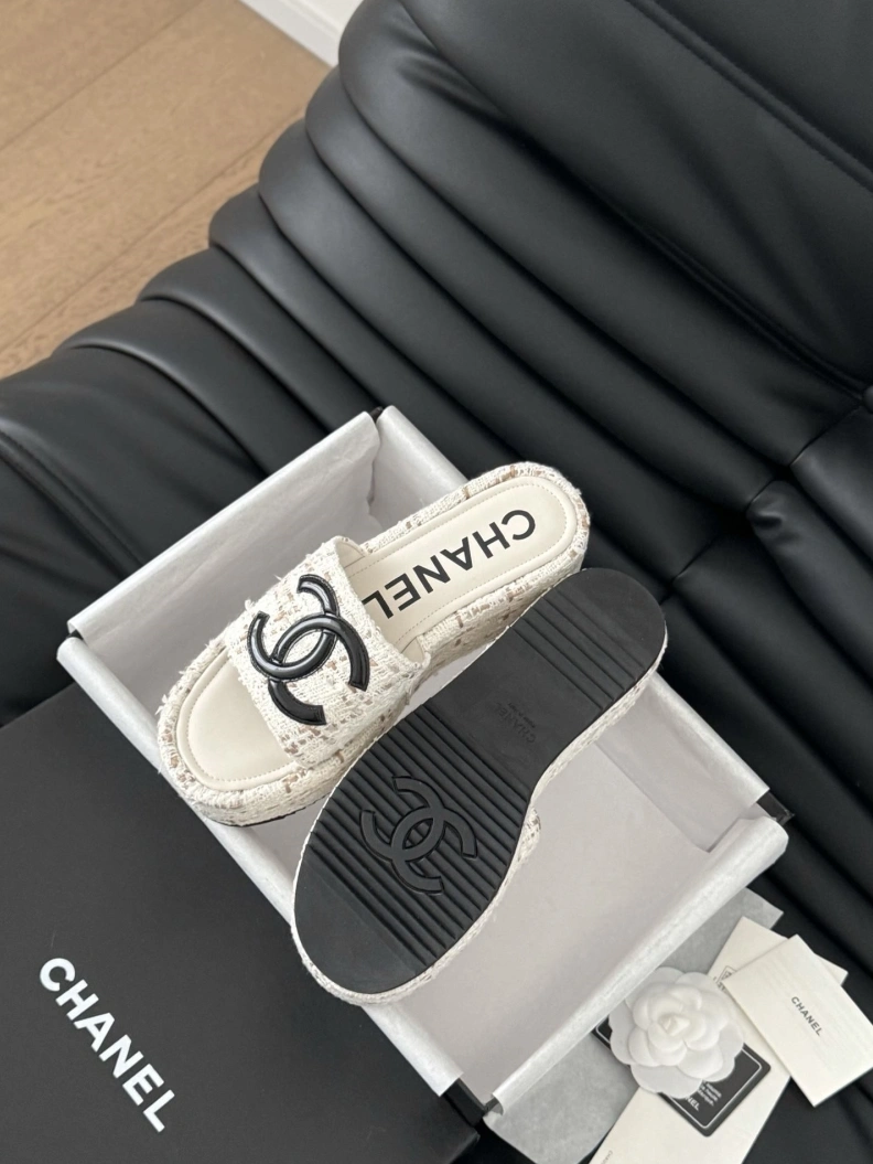 Vibrant Chxnxl Slippers 119040
