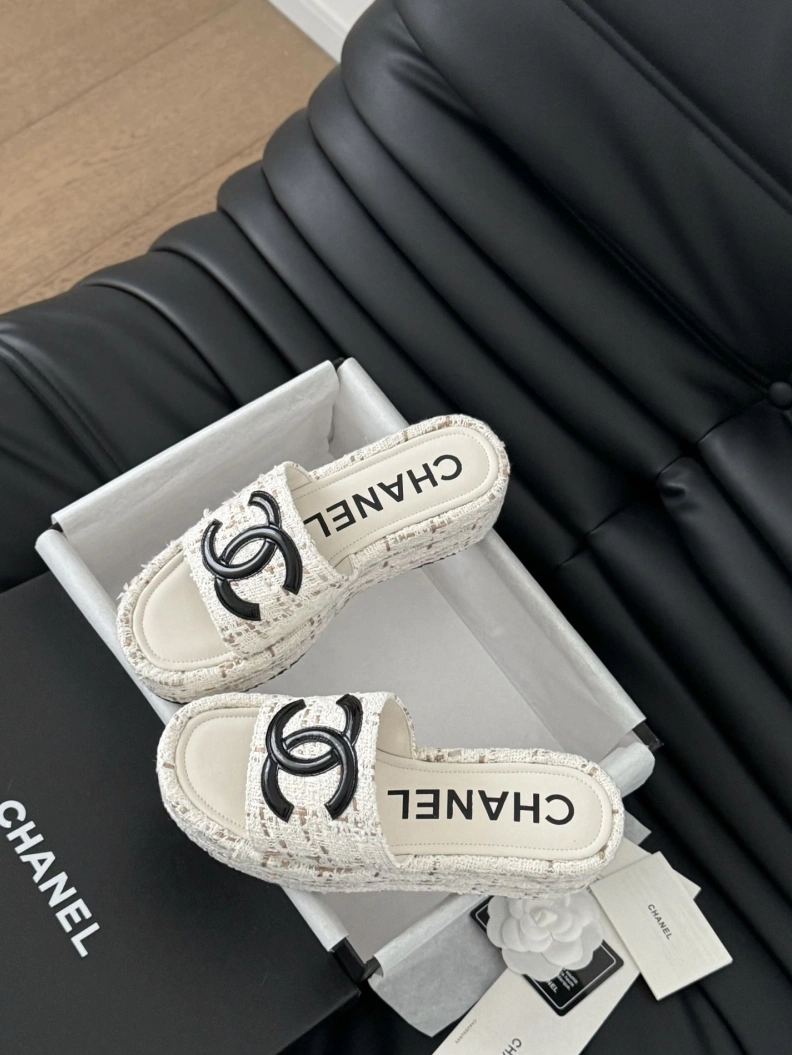 Vibrant Chxnxl Slippers 119040
