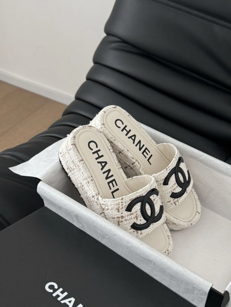 Vibrant Chxnxl Slippers 119040