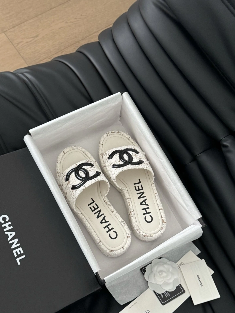 Vibrant Chxnxl Slippers 119040