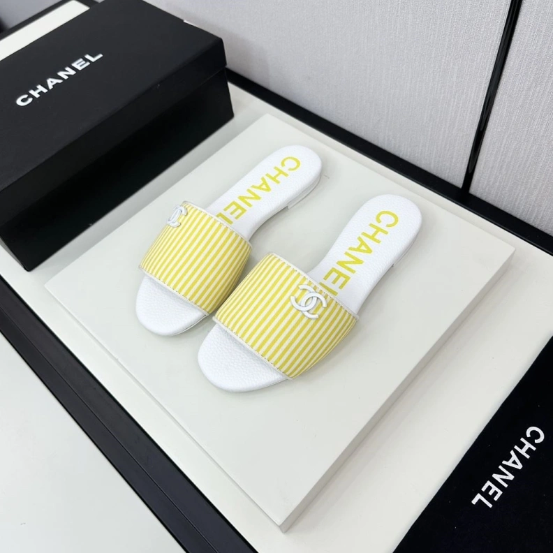 Trendsetting Chxnxl Slippers 119032