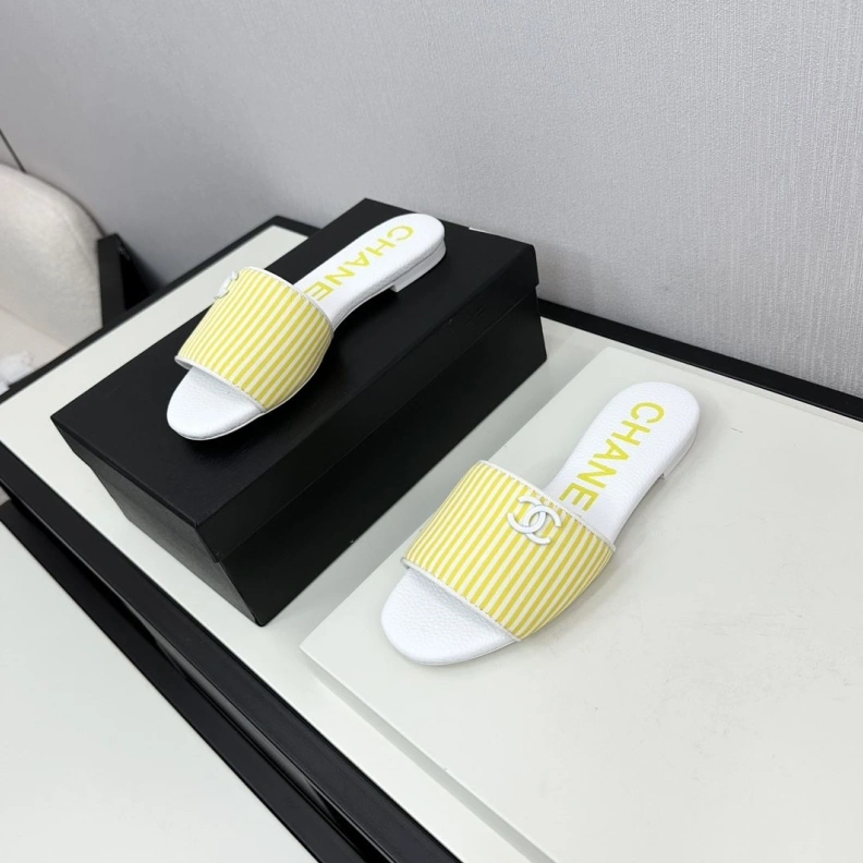 Trendsetting Chxnxl Slippers 119032